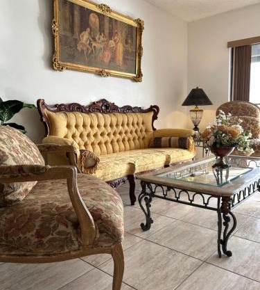 Beautiful apartment with very elegant colonial decoration