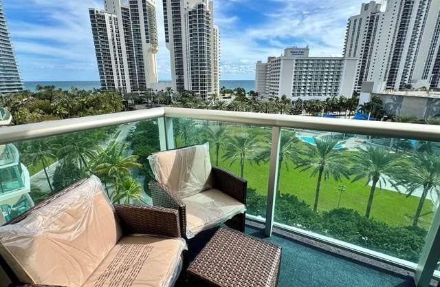 Beautiful Apt with Oceanview! 8th floor. Parking included