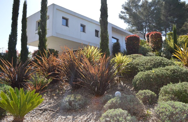 Beautiful Architect Villa Surrounded by calm and nature, near Mougins/Valbonne