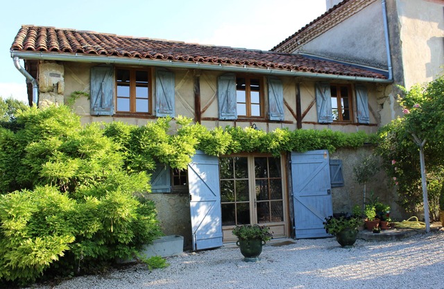 Beautiful Barn in Stunning Quiet Countryside with use of 13 Meter Pool.
