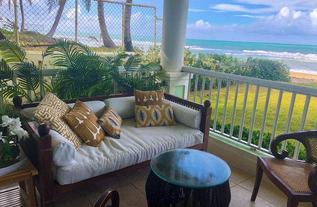 Beautiful BEACHFRONT condo, close to all the shops/restaurants.