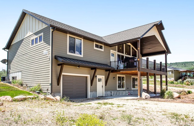 Beautiful Bear Lake home w/large deck, gas grill, and lake views -close to golf!