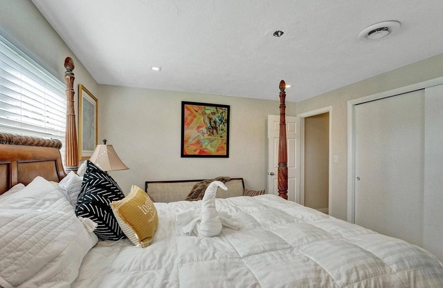 Beautiful Boca Home, spacious Land, Mins To Beach