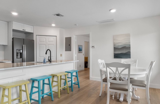 Beautiful Bright Condo Minutes to the Beach