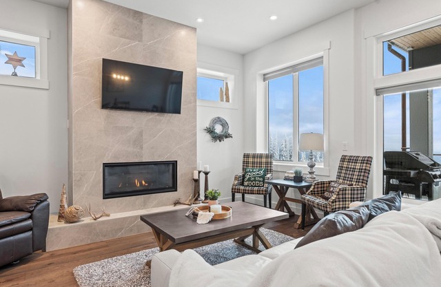 Beautiful Brand New Duplex on the Ridge - Private Hot Tub, Large Ski Room!