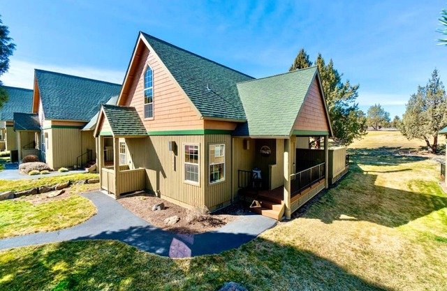 Beautiful Cabin Hot-tub and Barbecue Provided in Redmond, Oregon