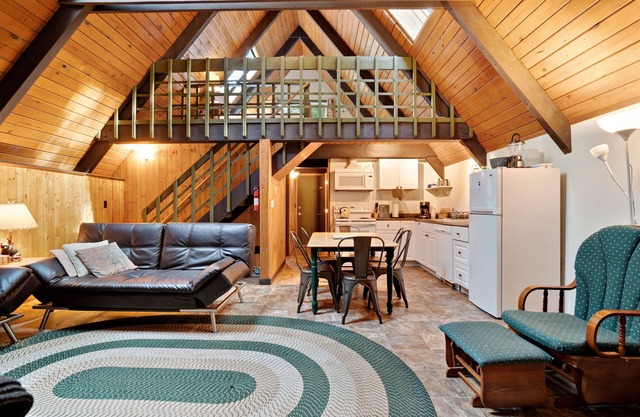 Beautiful cabin in the woods with a private hot tub