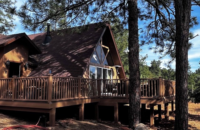 Beautiful cabin, stunning view, spacious deck. Price includes cleaning fee, etc.