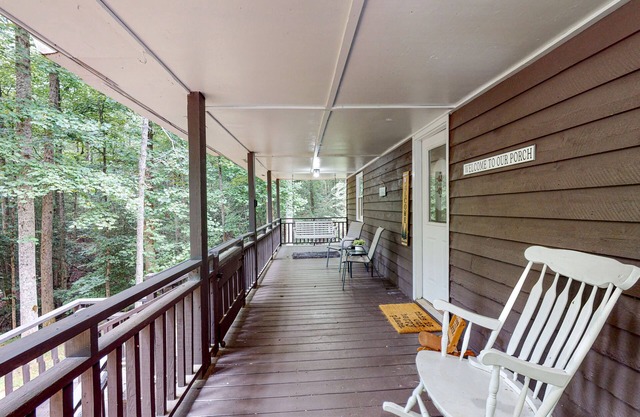 Beautiful cabin with large front porch, river access & peaceful surroundings