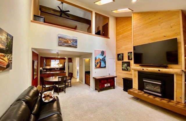 Beautiful Cathedral Ceiling Townhome next to the Golf Course!