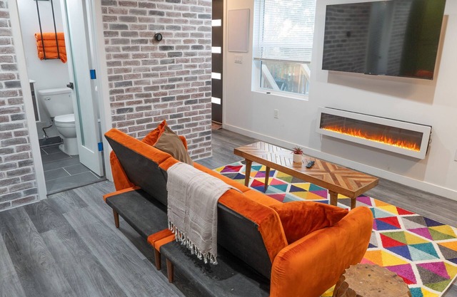 Beautiful central getaway- walk to lake, park and amazing restaurants and bars.