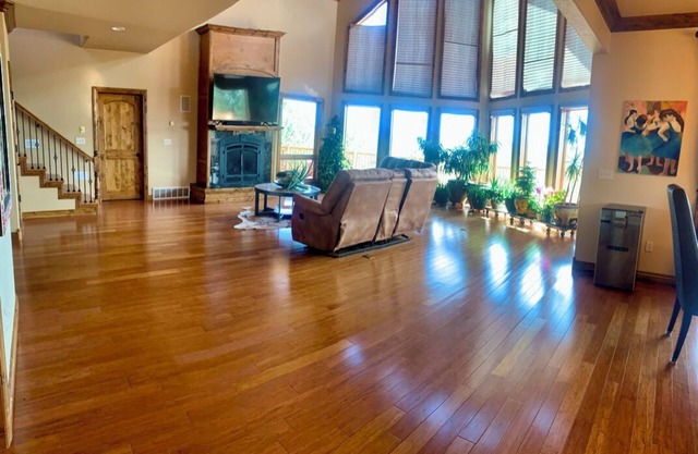 Beautiful centrally Located 5BR home in Black Hills!