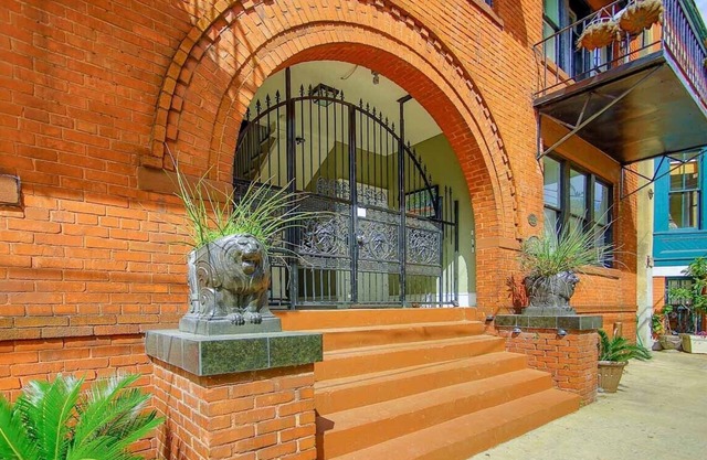 Beautiful, Centrally Located, Design District Apartment by Lucky Savannah