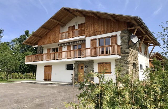 Beautiful Chalet Apartment 1 with Covered Parking and Wifi