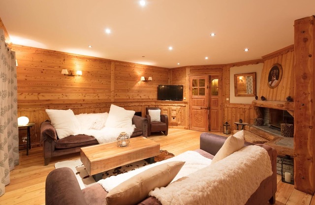 Beautiful chalet along Rue des Montagnards, easy piste access