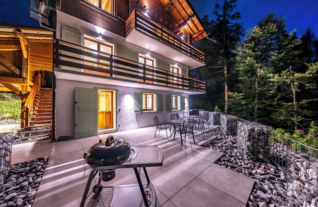 Beautiful chalet & apartment - great location close to piste, gondola and town