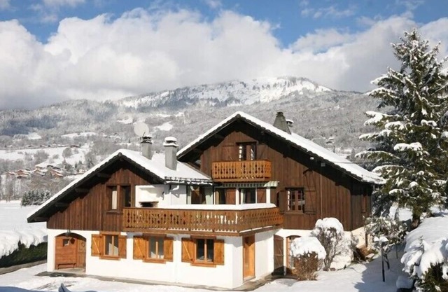 Beautiful chalet, hot-tub, games room, less than a 5 minute walk to ski lift