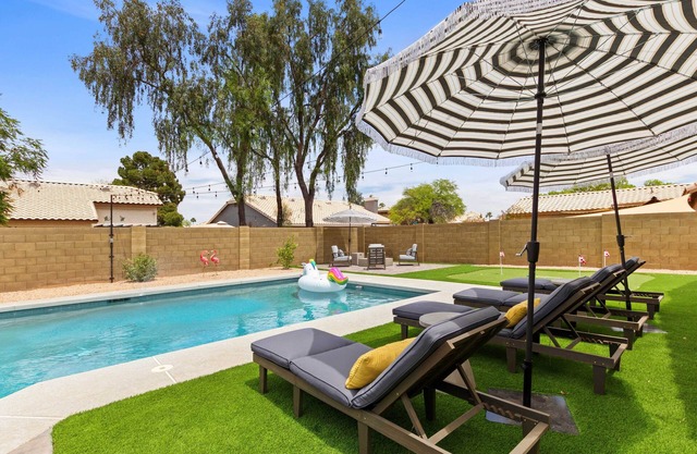 Beautiful Chandler Escape w/Putting Green & Pool!