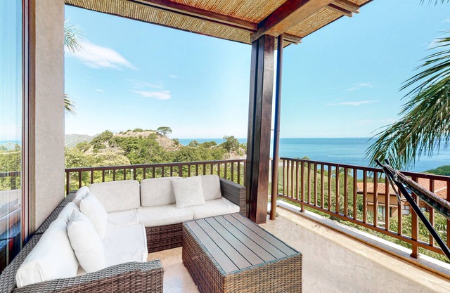 Beautiful condo w/breathtaking ocean & mountain views and shared pool