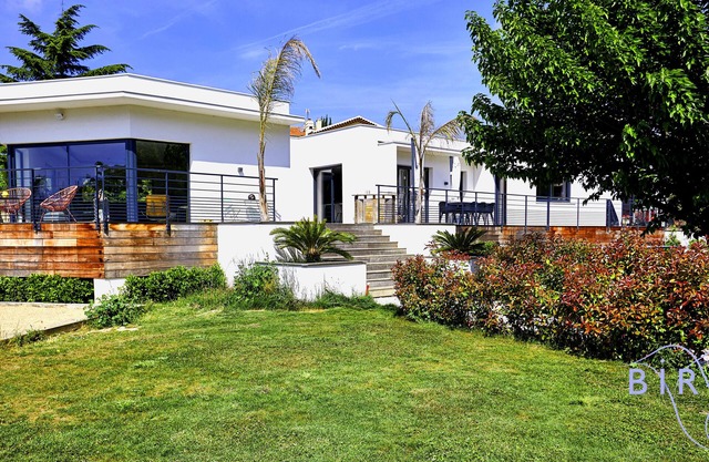 Beautiful contemporary, 200m², pool, riverside