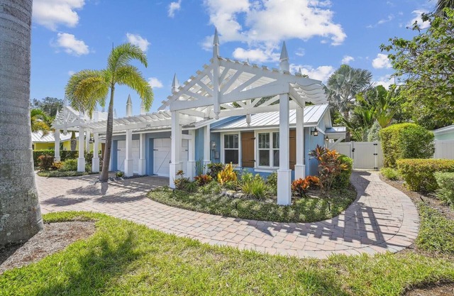 Beautiful cottage just around the corner from the beach with Private Pool!
