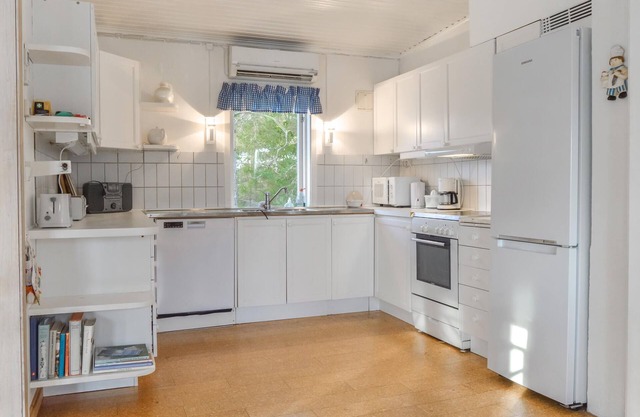 Beautiful cottage with a view of Nämdöfjärden.