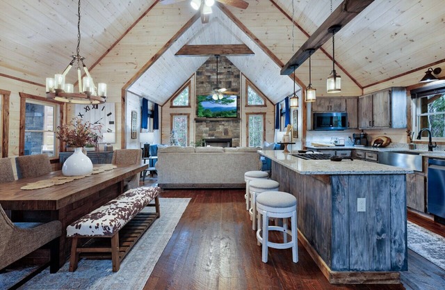 Beautiful, Cozy Cabin, Minutes From Downtown Blue Ridge and Lake Blue Ridge!