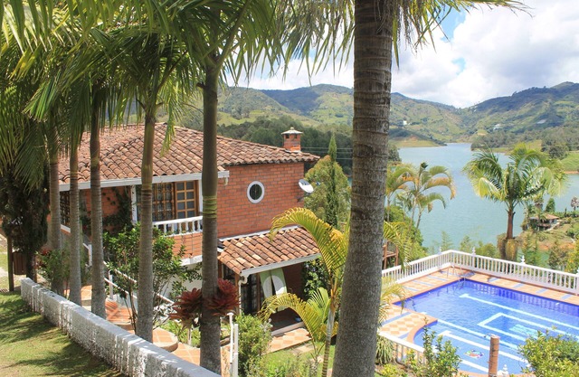 Beautiful Cozy Villa with a Private Pool and Lake View