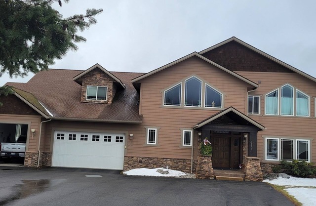 Beautiful Dalton Gardens {Coeur d Alene} home with 5 bedrooms and 7 bathrooms.