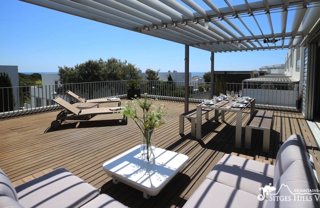 Beautiful designer apt, close to sea, full A/C & pool
