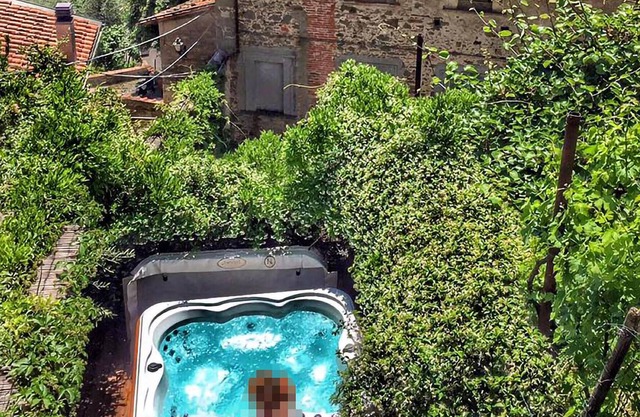 Beautiful detached house in the medieval Borgo Massa e Cozzile, in a quiet position with beautiful p