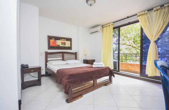 Beautiful double room with wifi and air and balcony in laureles stadium medellin