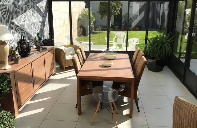 BEAUTIFUL DOWNTOWN SAUMUROISE HOUSE with GARDEN 10 to 12p