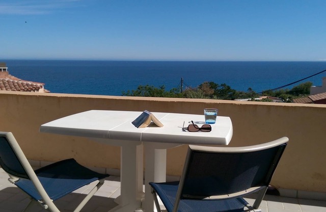 Beautiful duplex design air-conditioned single storey facing the sea