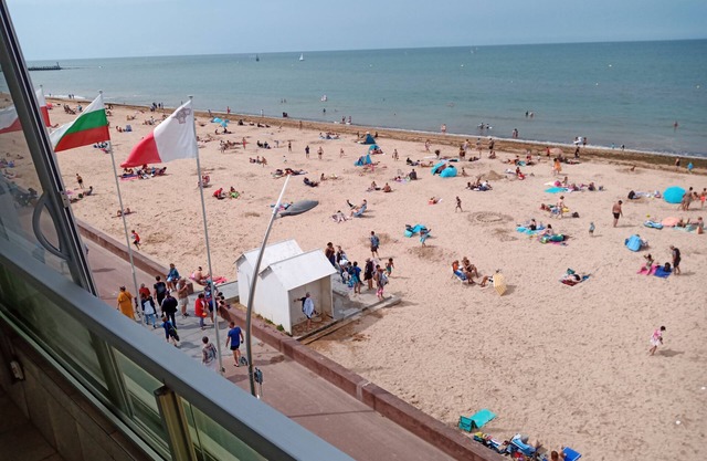 Beautiful F2 overlooking the beach.