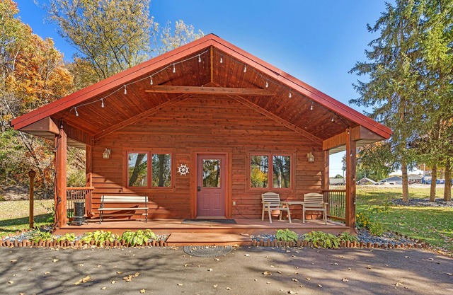 Beautiful Fall Getaway. Lakefront Property ONLY 9.5 miles from Road America !