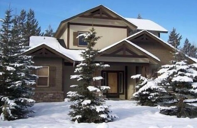 Beautiful, Family ready, spacious cabin with boat mooring dock, access to Lake.
