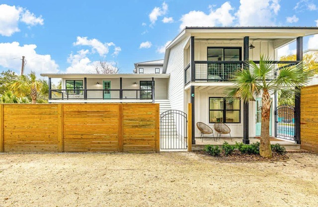 *Beautiful* Folly Flats Just STEPS from the BEACH!