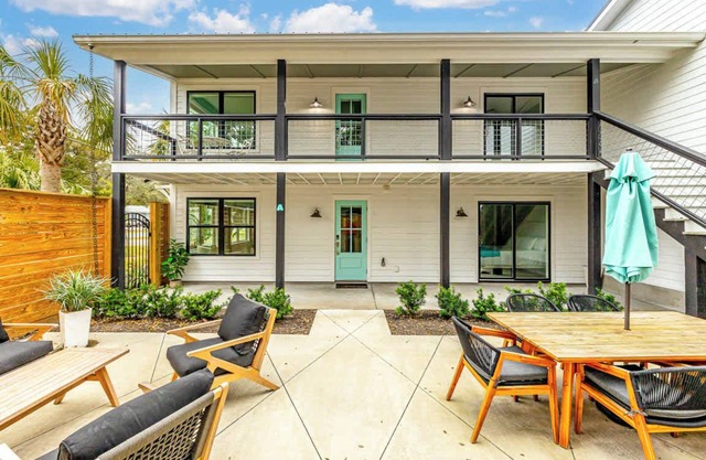 *Beautiful* Folly Flats Just STEPS from the Beach!