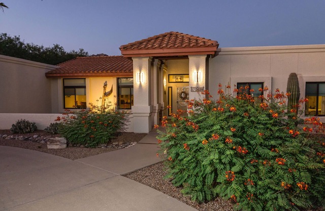 Beautiful Foothills Home, Near Sabino Canyon, Mountain views, Handicap friendly.
