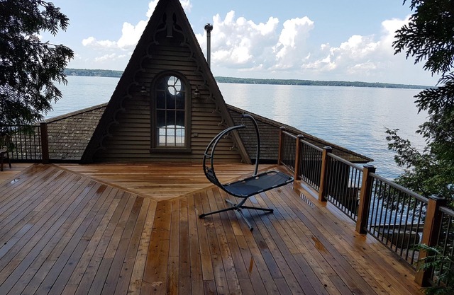 BEAUTIFUL FOUR SEASON WATERFRONT COTTAGE