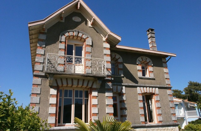 Beautiful villa, 1930's, 5 mins walk to beach and all shops. Wifi, 12 p, 5 ch.