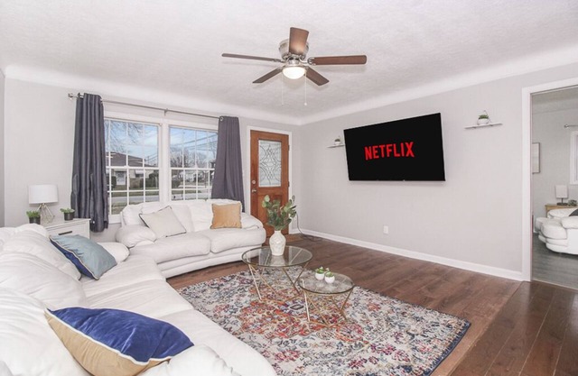 Beautiful Getaway! ★ Quiet Area ★ Fenced Yard ★ Near Airport ★ Must see 👀