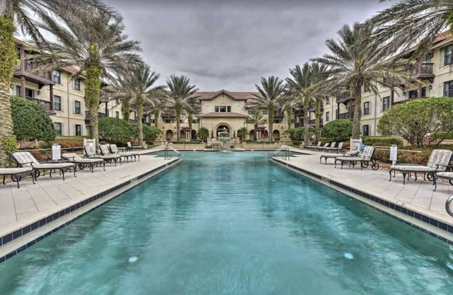 Beautiful GROUND FLOOR 3 Bedroom Relaxing Oasis w Private Veranda on Golfcourse