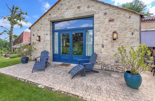 Beautiful Guesthouse on the Banks of the Dordogne River in a Tranquil Setting