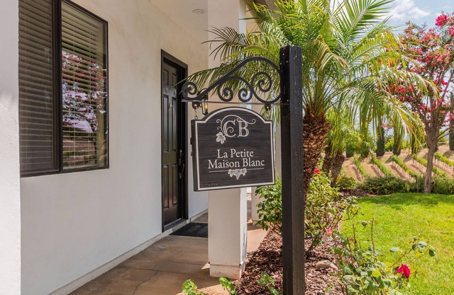Beautiful Guest Cottage PERMITTED TEMECULA WINE COUNTRY VACATION HOME