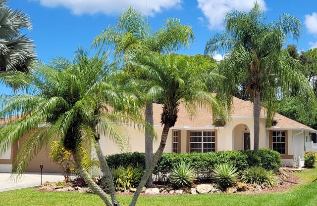 Beautiful Heated Saltwater Pool/Hot Tub Home, 4 Minutes to Beach, Great Biking