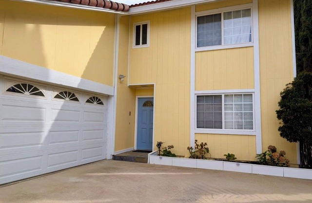 Beautiful Hillside Retreat w/sunset views near Disneyland
