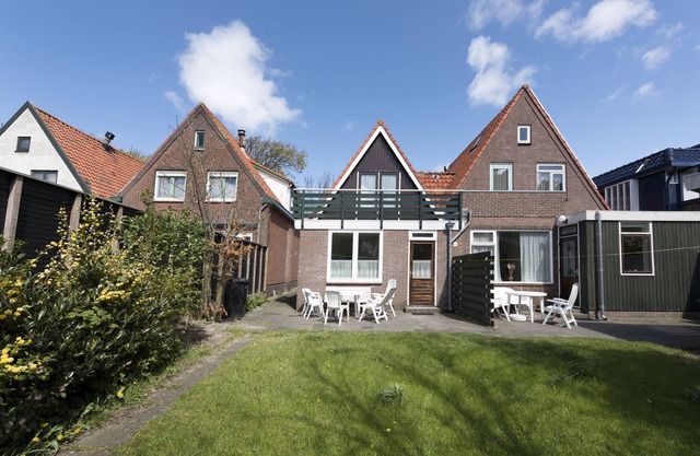 Beautiful holiday home with garden with 3 bedrooms for 6 people near the beach.