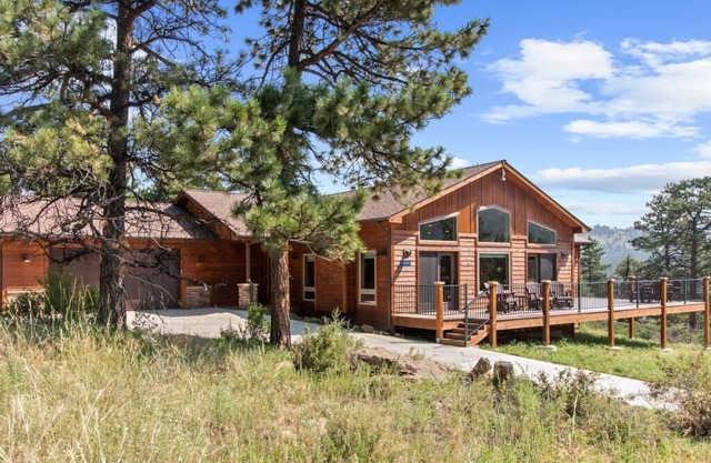 Beautiful Home - Hot Tub & Mountain Views